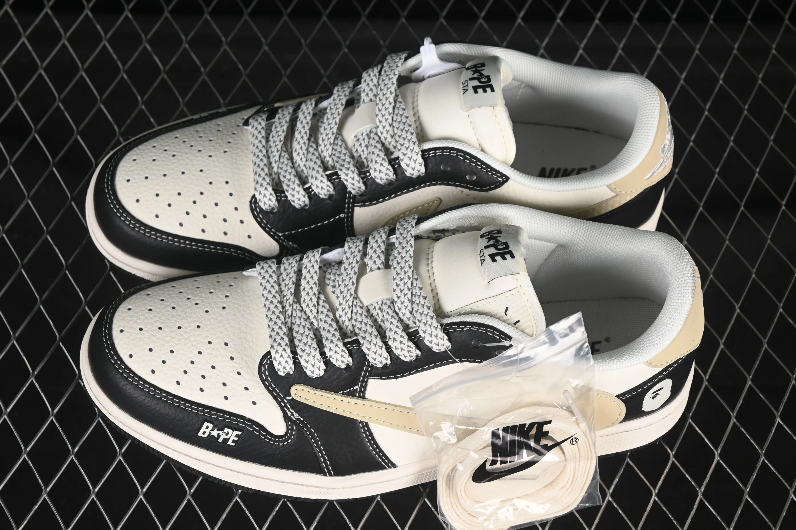 All categories Air Jordan Jordan series basketball shoes Air Jordan 1 Low High-end customized low-top sneakers Travis Scott x Fragment Design x Air Jordan 1 Low OG SP AJ1 Bape joint white and black toe low-top cultural casual sneakers JJ2508-552